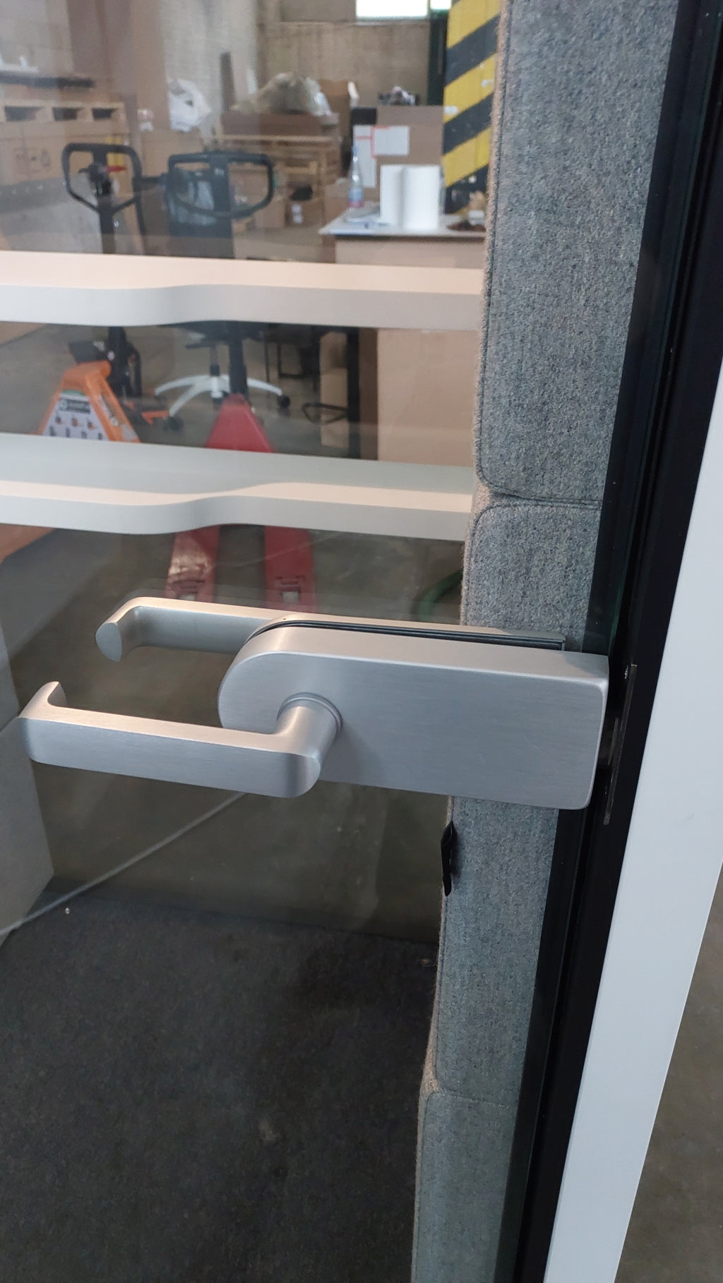 Budka telefoniczna Hushoffice hushPhone z hockerem, biała / szara tapicerka