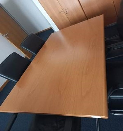 STÓŁ KONFERENCYJNY W KOLORZE OLCHA