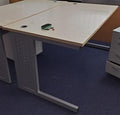 Biurko blat kolor słomkowy na metalowych płozach 140x80