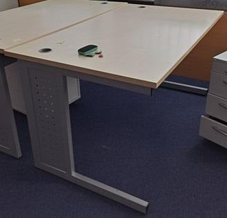 Biurko blat kolor słomkowy na metalowych płozach 140x80