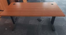 Biurko w kolorze mahoń na czarnych płozach