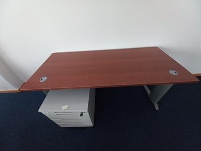 BIURKO 160x80 w kolorze mahoń na szarych płozach 160x80
