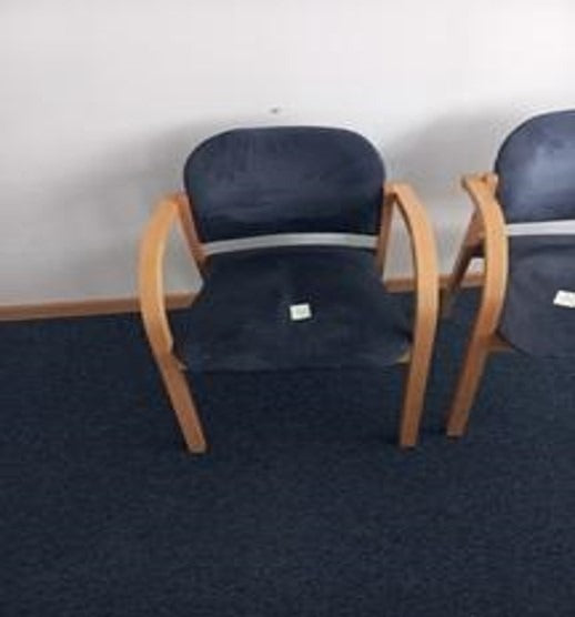 KRZESŁO KONFERENCYJNE w granatowym kolorze na jasnym stelażu
