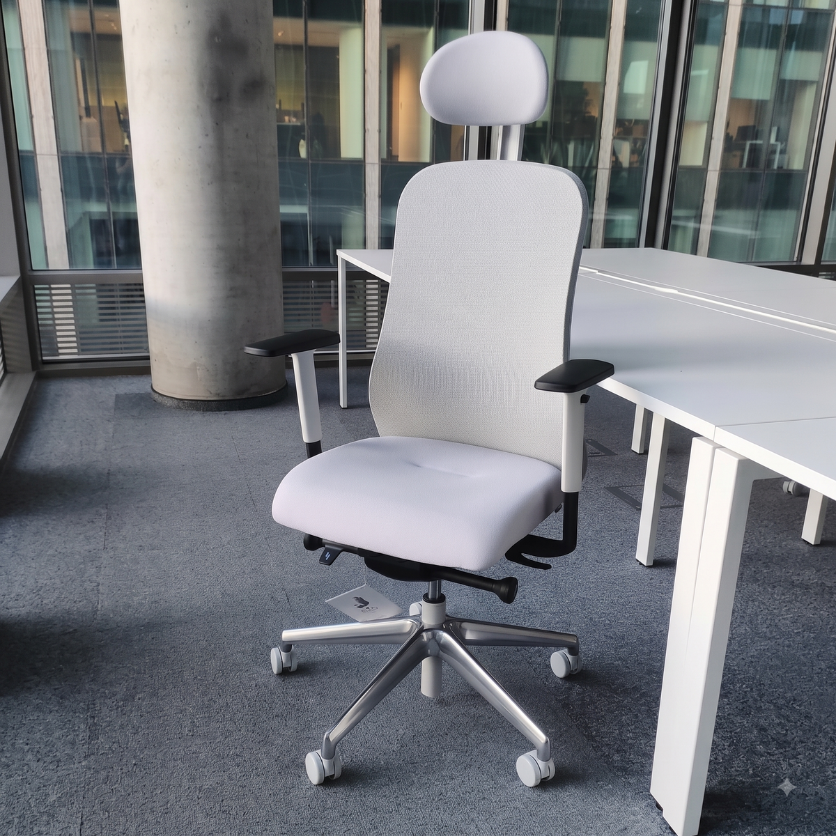 Fotel biurowy ergonomiczny Nowy Styl SOULY | Małe uszkodzenia