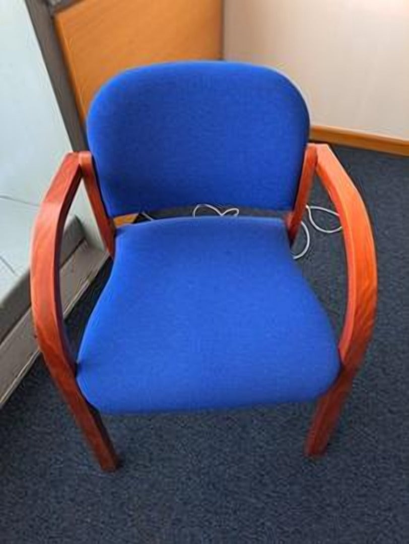 Krzesło konferencyjne niebieskie z drewnianymi podłokietnikami