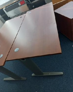BIURKO 160x80 w kolorze mahoń na szarych płozach
