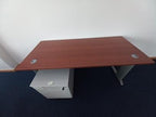 BIURKO 160x80 w kolorze mahoń na szarych płozach