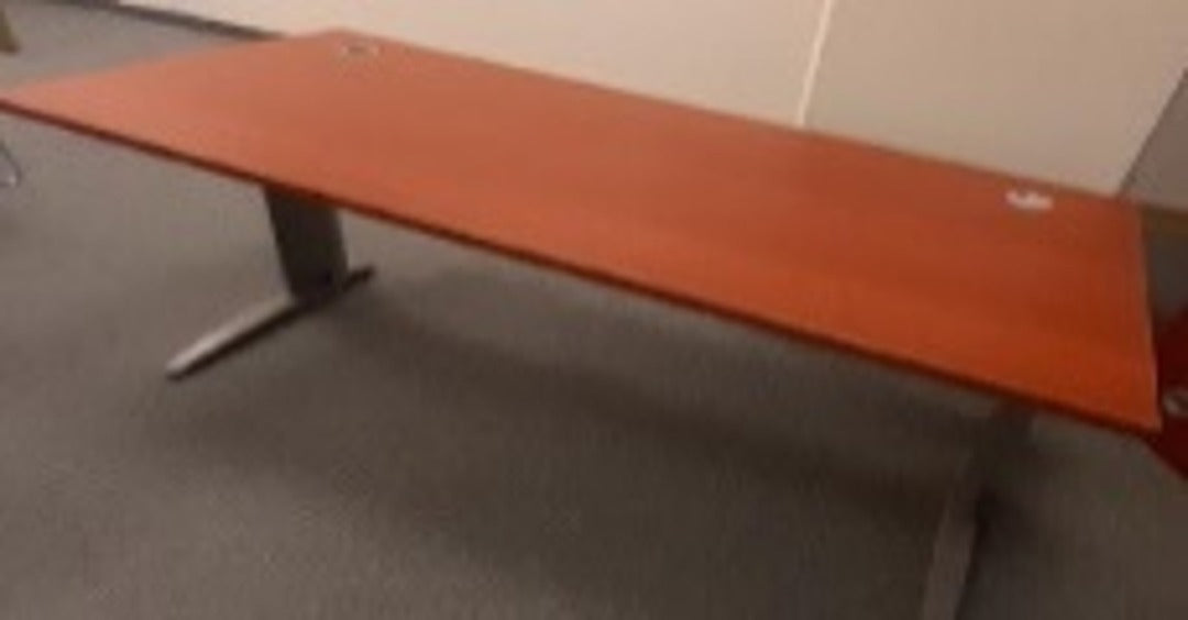 BIURKO NA PŁOZACH W KOLORZE MAHOŃ