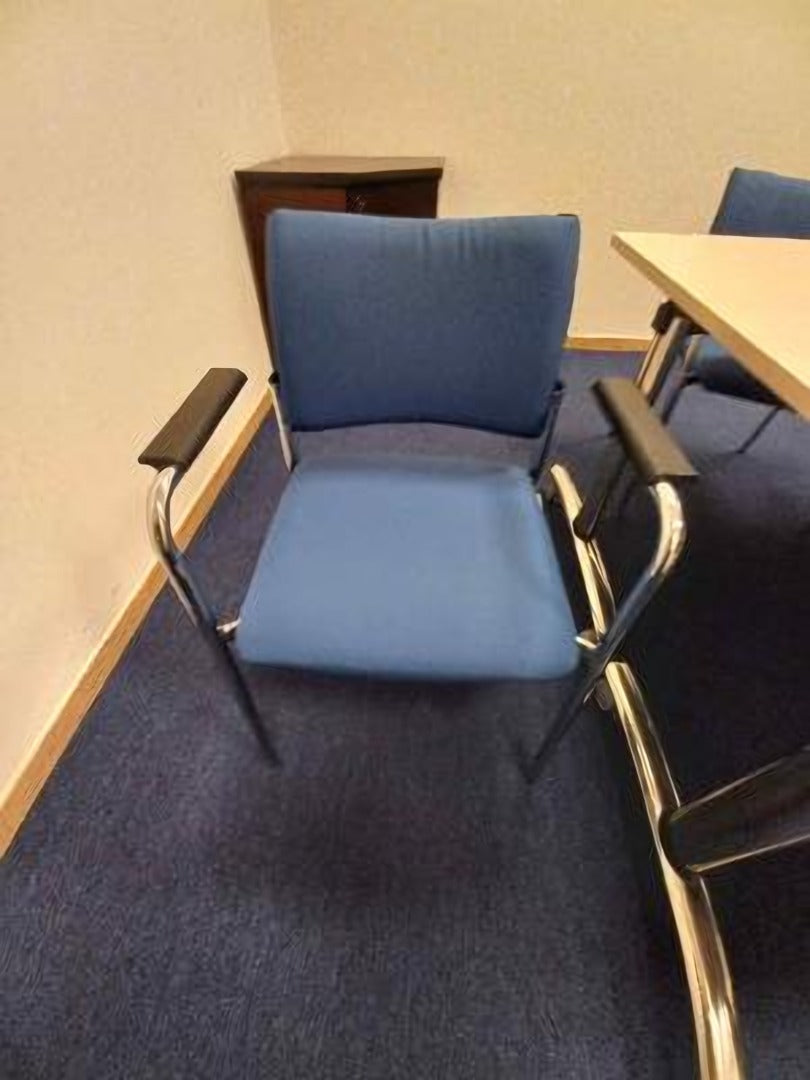 KRZESŁO KONFERENCYJNE w niebieskim kolorze na metalowych nogach
